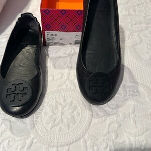Polished double t logo medallion black leather Minnie travel flat